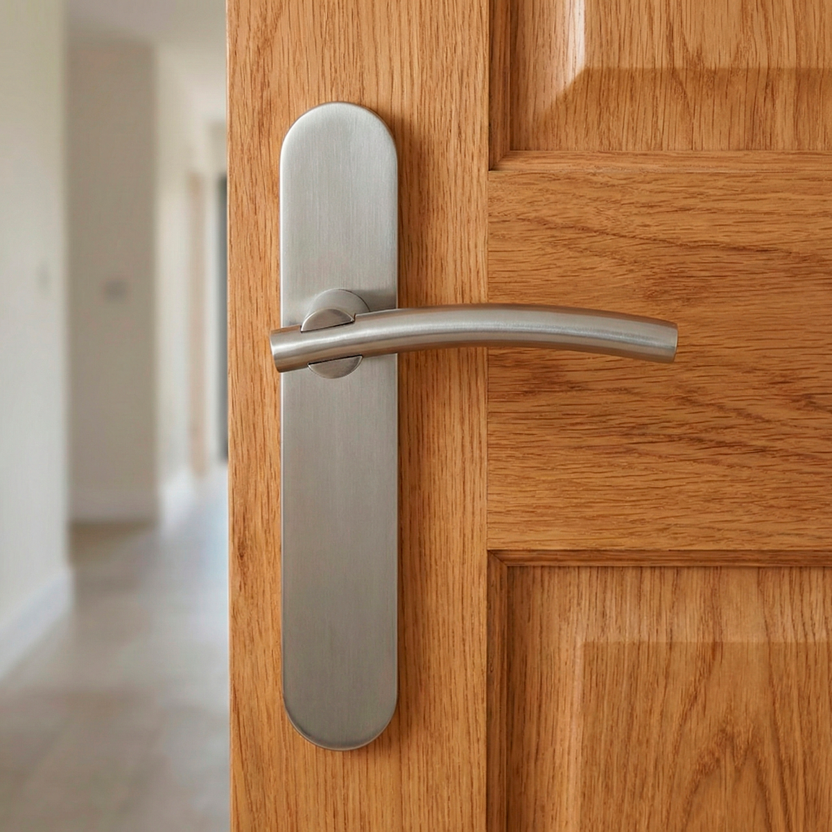 Puxador em aço inox modelo '2035' para portas com placa oval