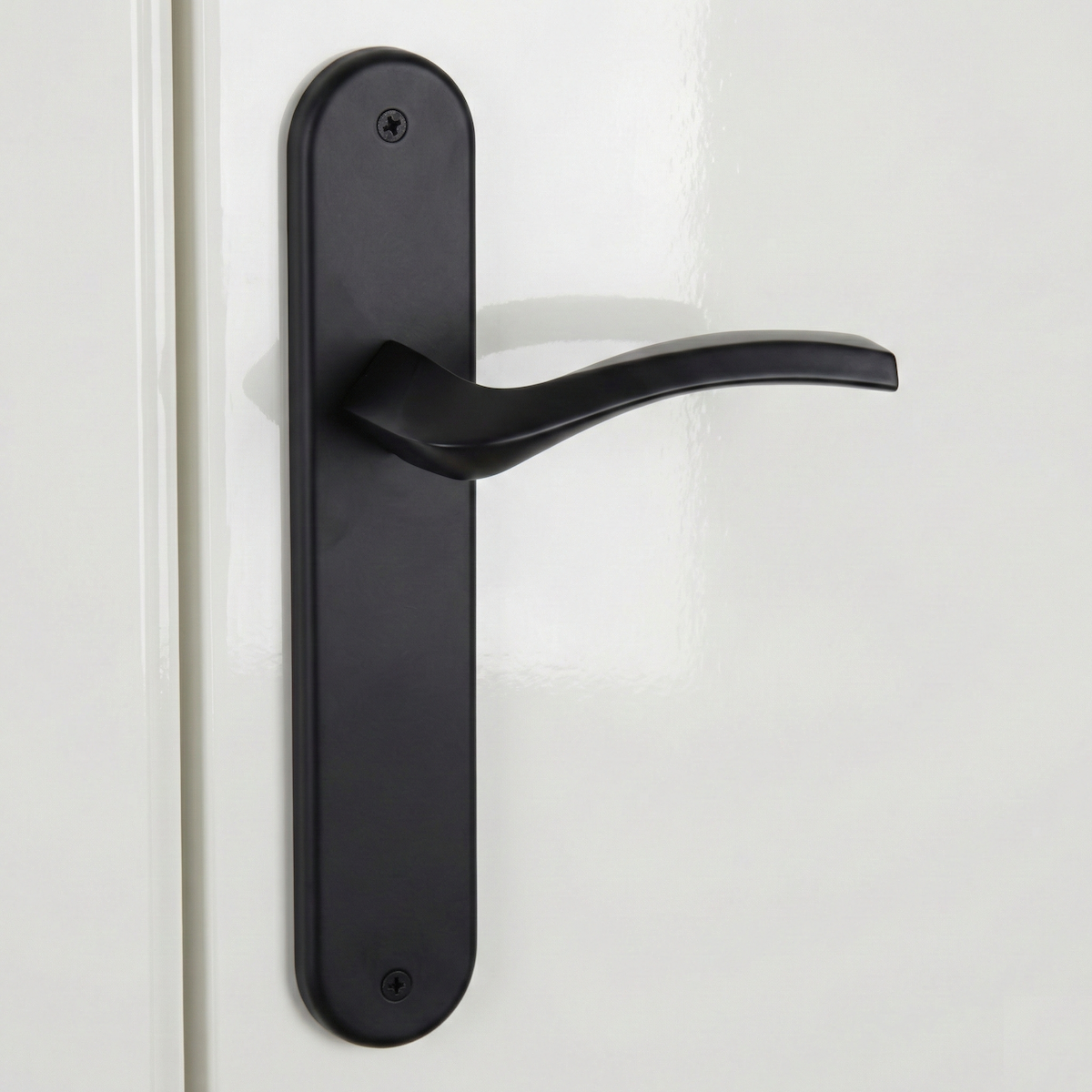 Puxador modelo '1027' com placa oval preta em zamak para portas