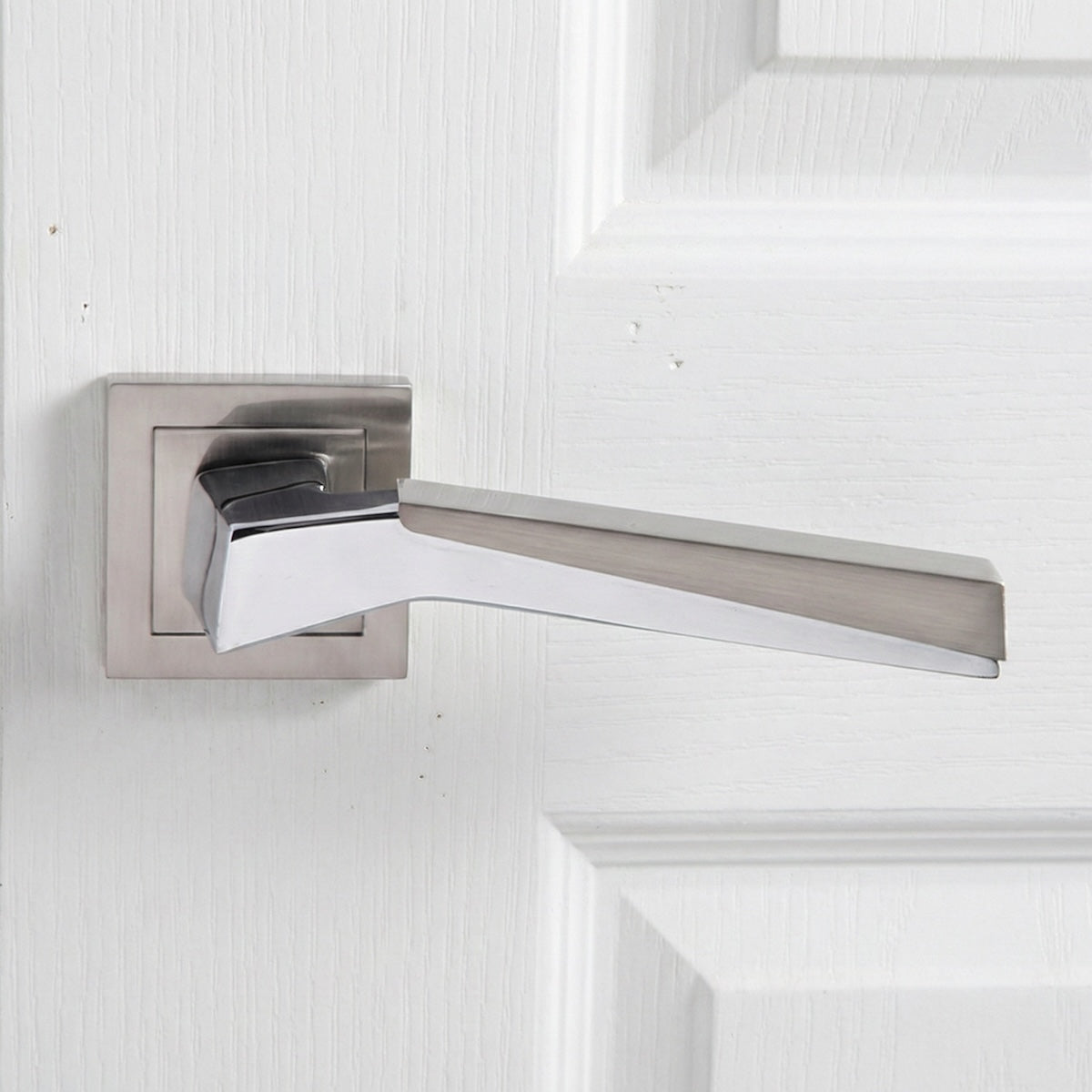 Puxador Zamak modelo '120' com roseta quadrada em acabamento bicolor para portas