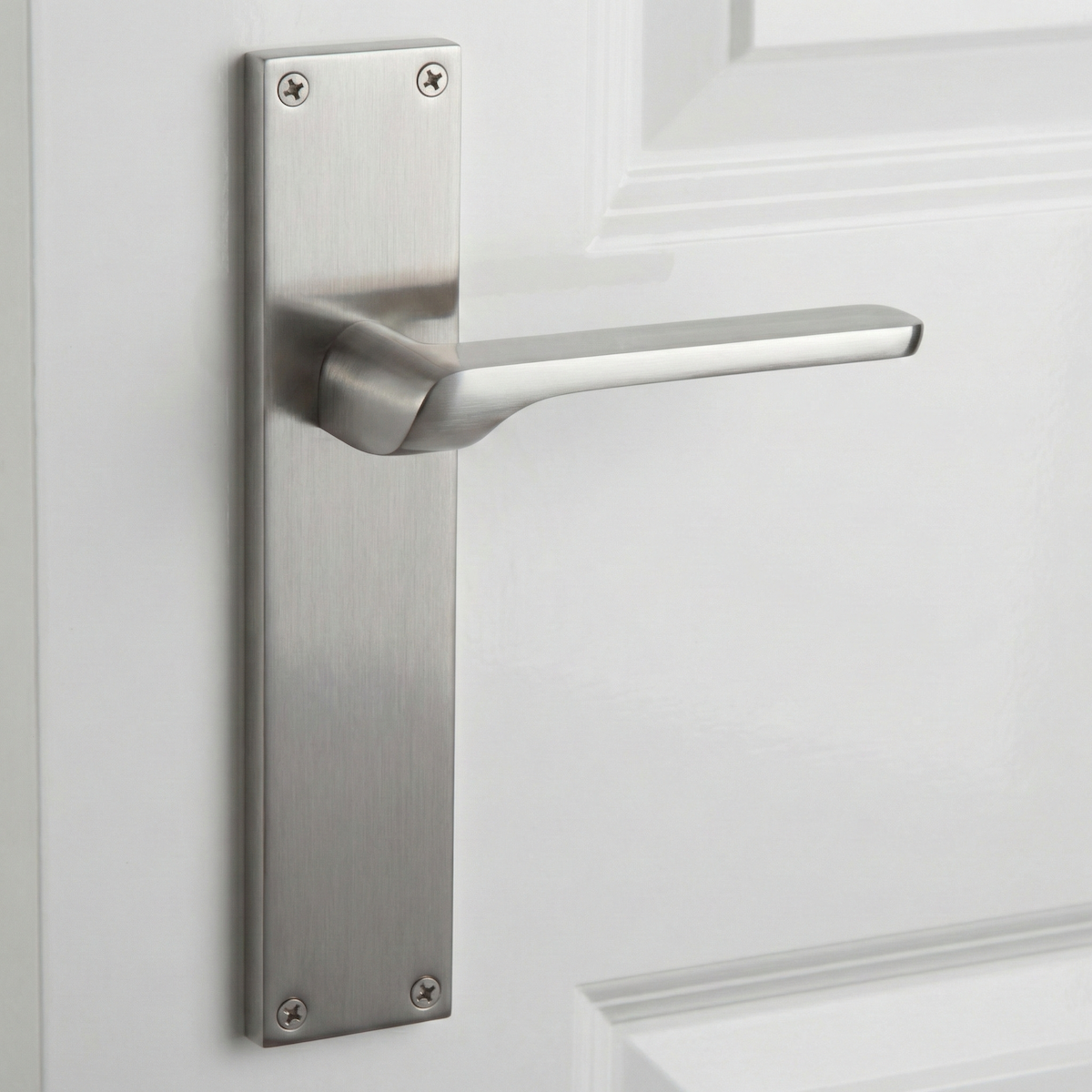 Puxador modelo 559 com placa retangular em zamak acabamento níquel acetinado para portas