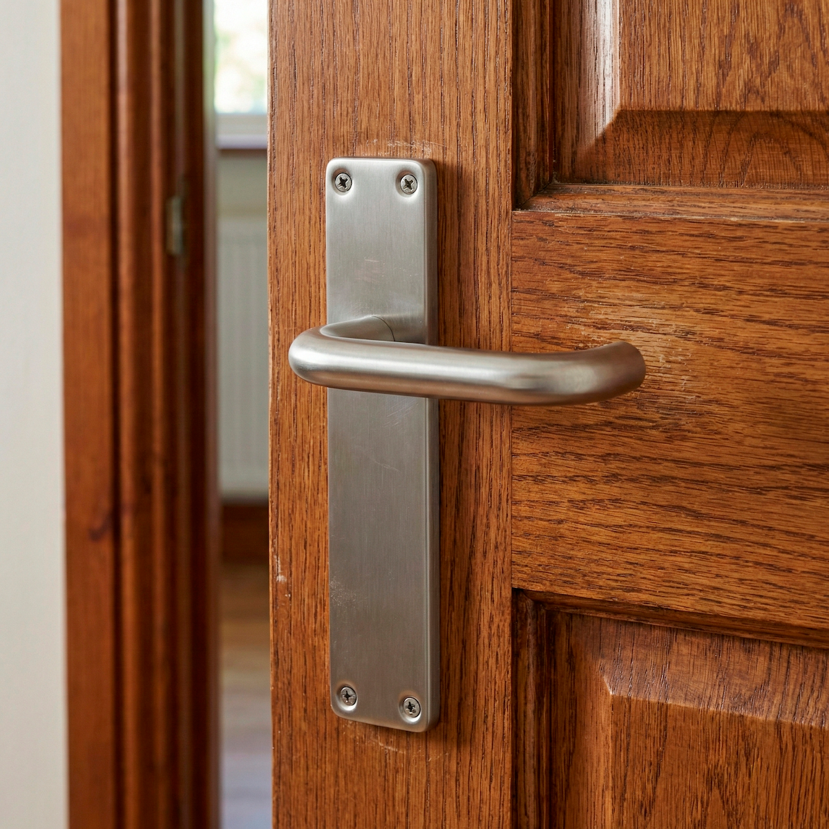 Puxador em aço inox modelo '603' com placa retangular para portas