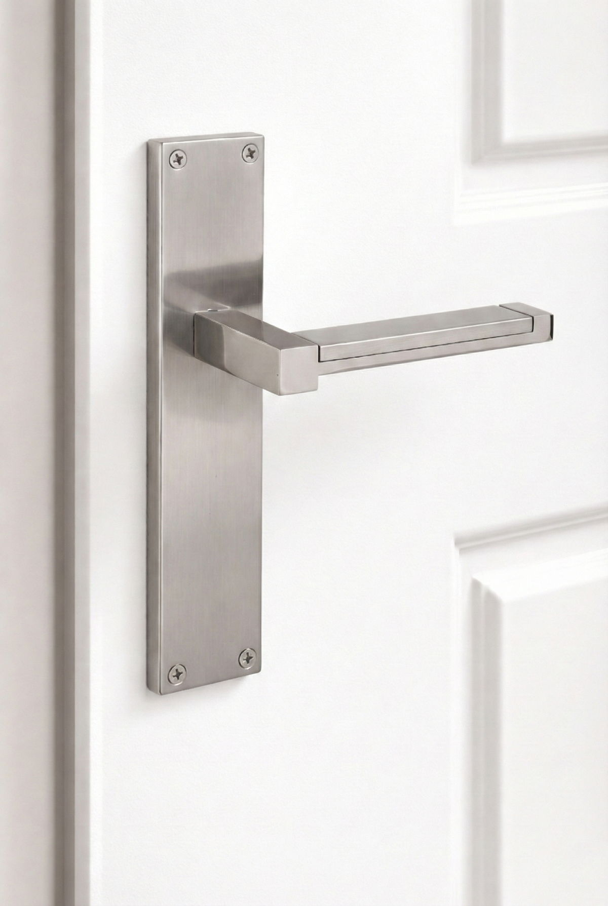 Puxador modelo 610 com placa retangular em zamak acabamento níquel acetinado para portas