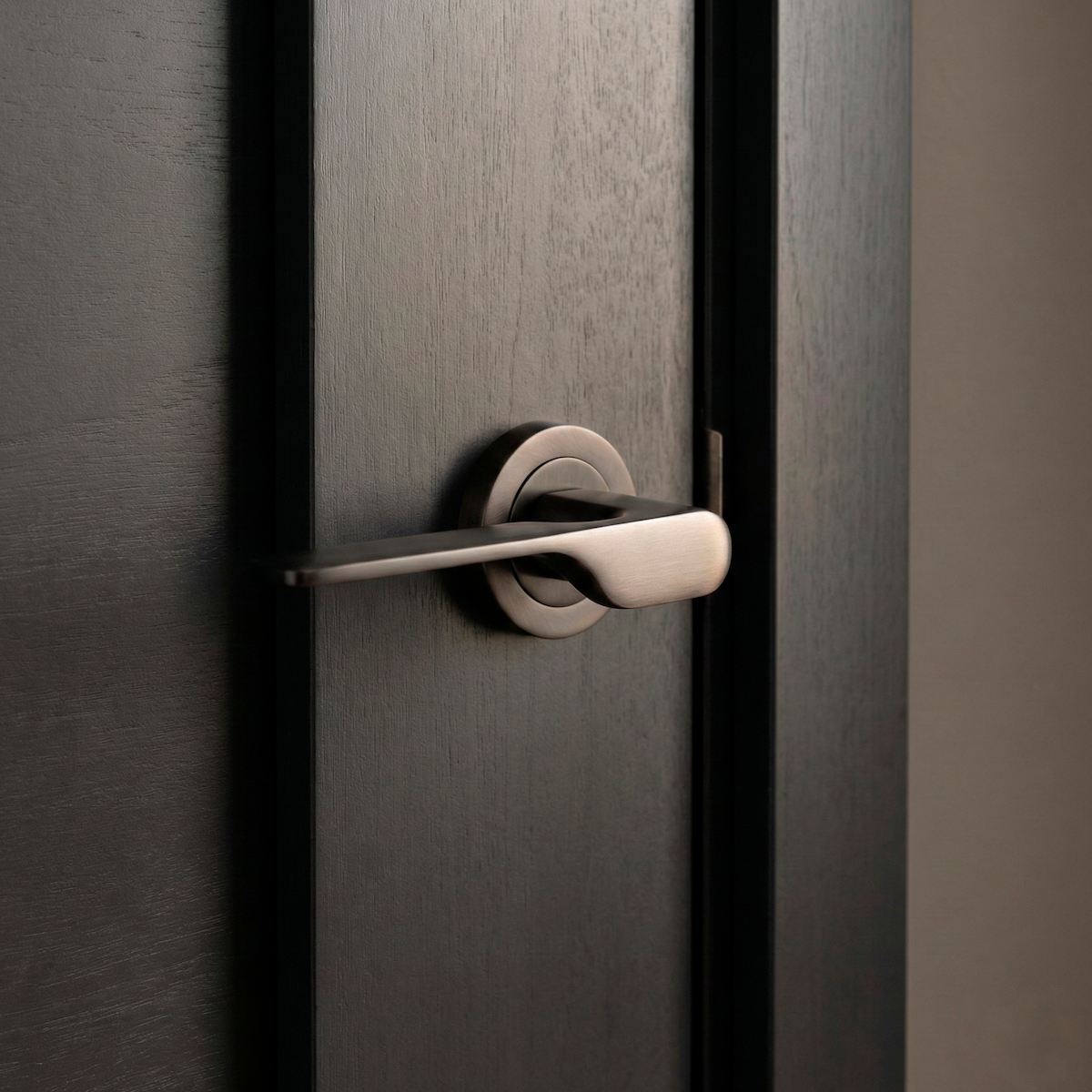 Puxador Zamak modelo 640 com roseta redonda acabamento grafite para portas