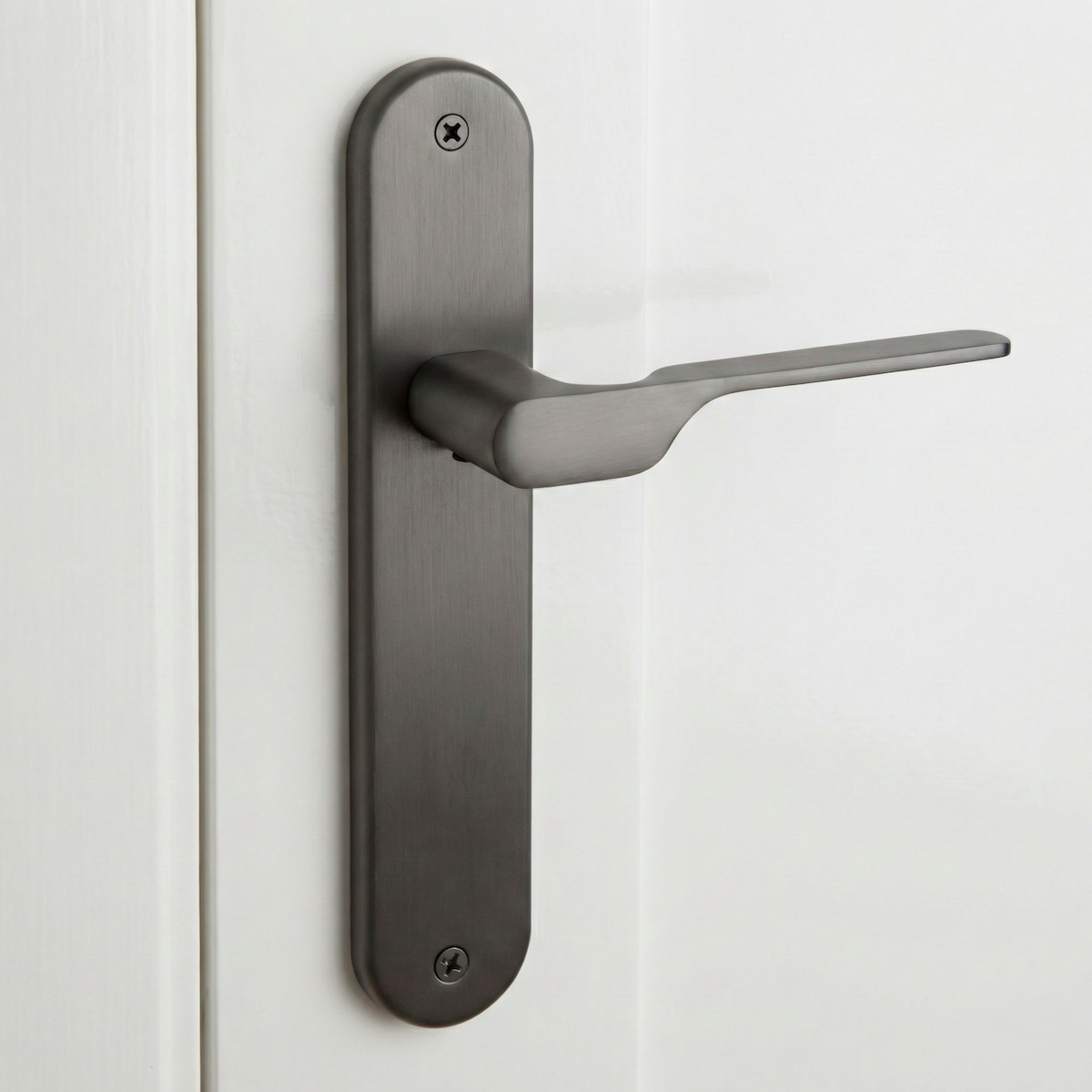 Puxador modelo '640' com placa oval para portas zamak acabamento grafite com puxador moderno
