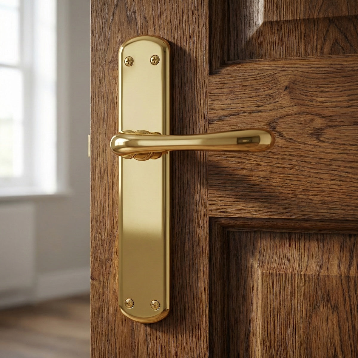 Puxador em Zamak modelo '6501' com acabamento dourado brilhante com placa oval para portas