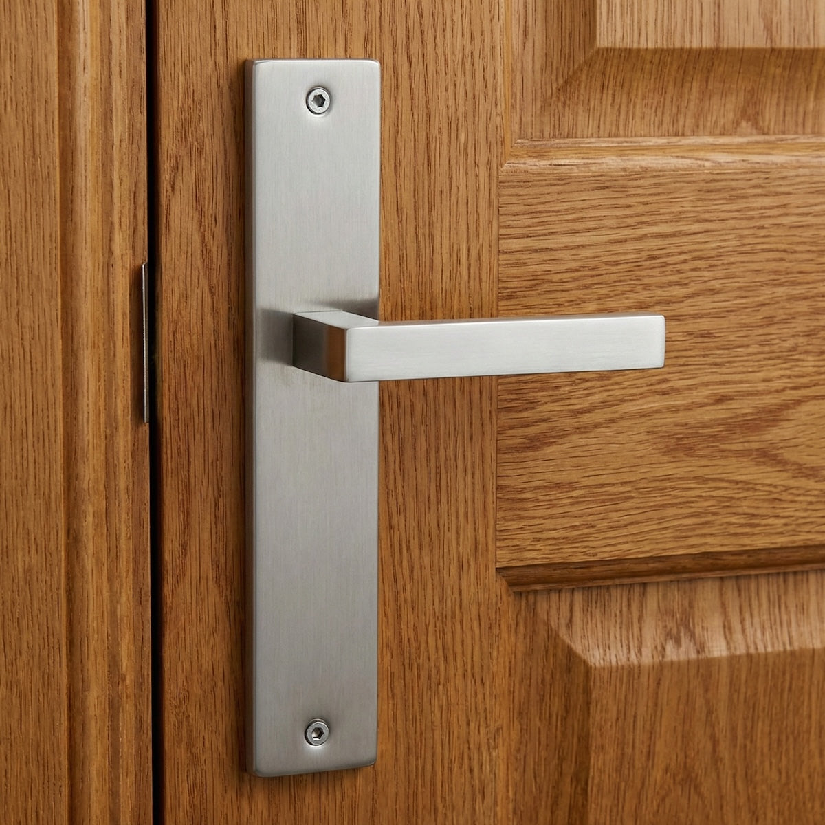 Puxador em aço inox modelo '8003' com placa retangular para portas