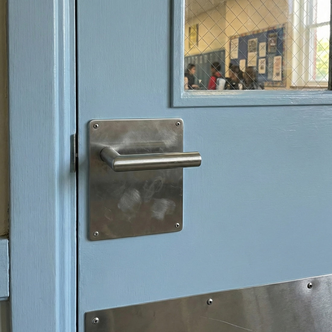 Puxador modelo '503' com placa quadrada de aço inox 170mm para portas