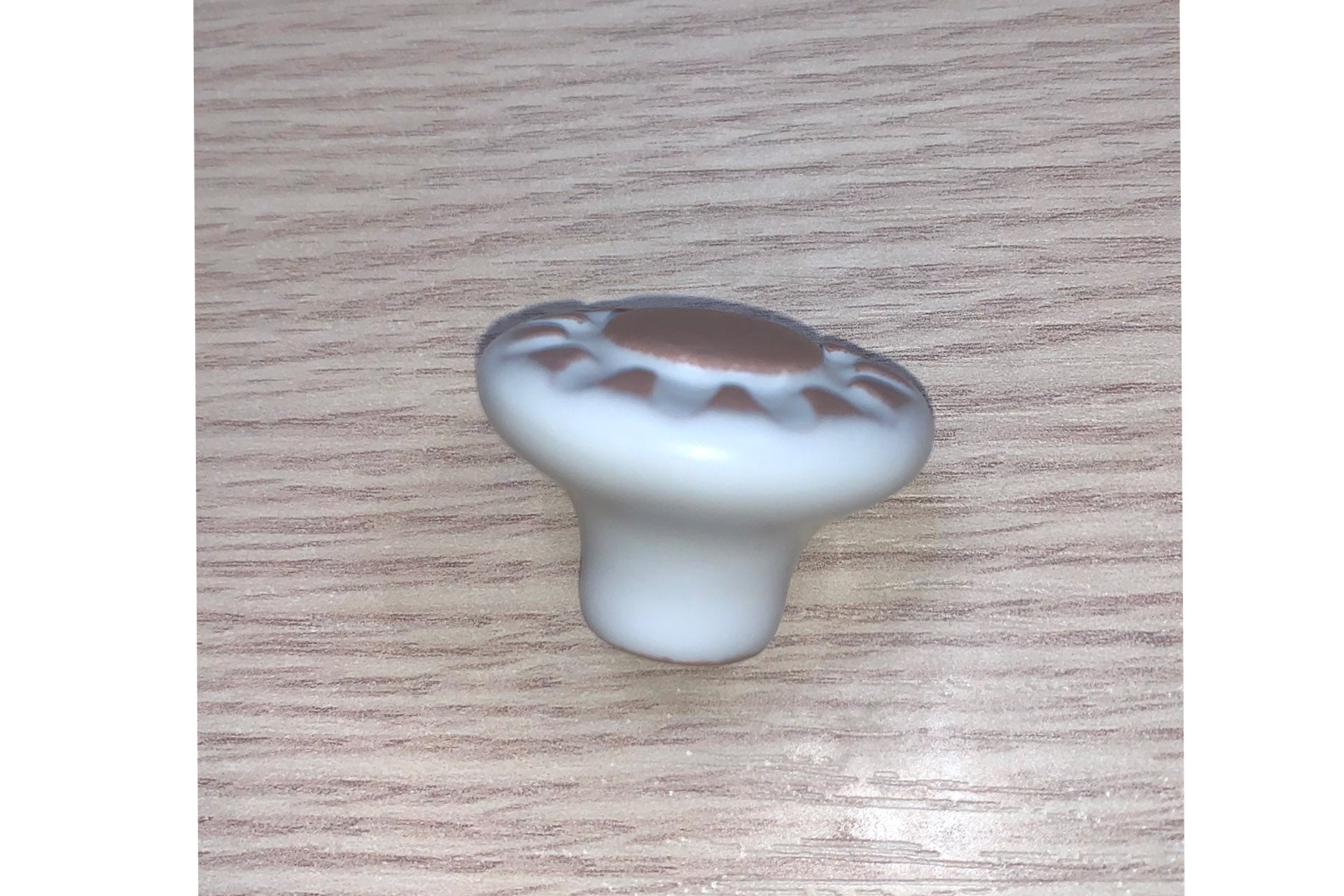 Puxador de porcelana branca com desenho de flor em relevo para móveis e armários