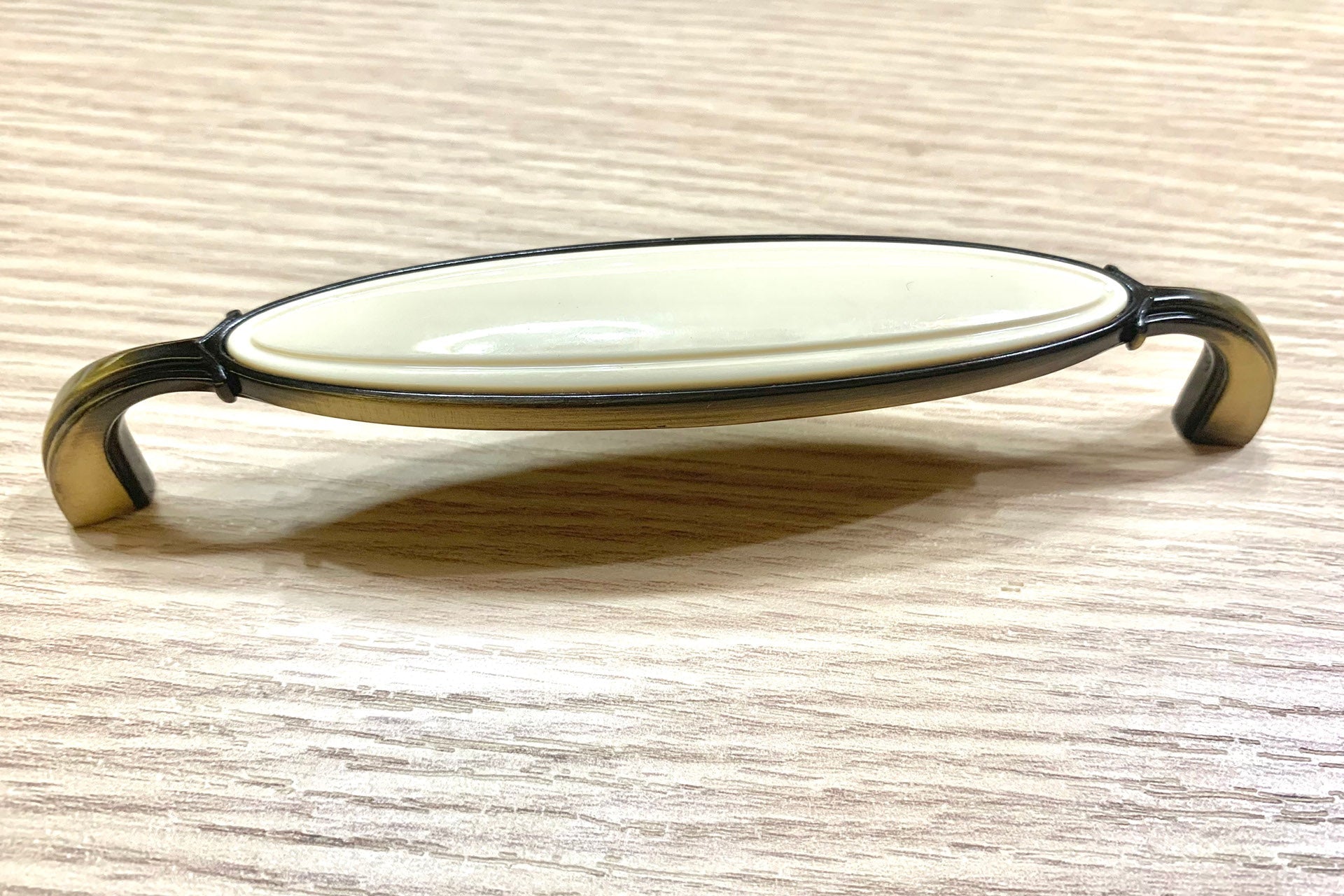 Puxador de couro e porcelana para móveis e armários 128mm entre eixos