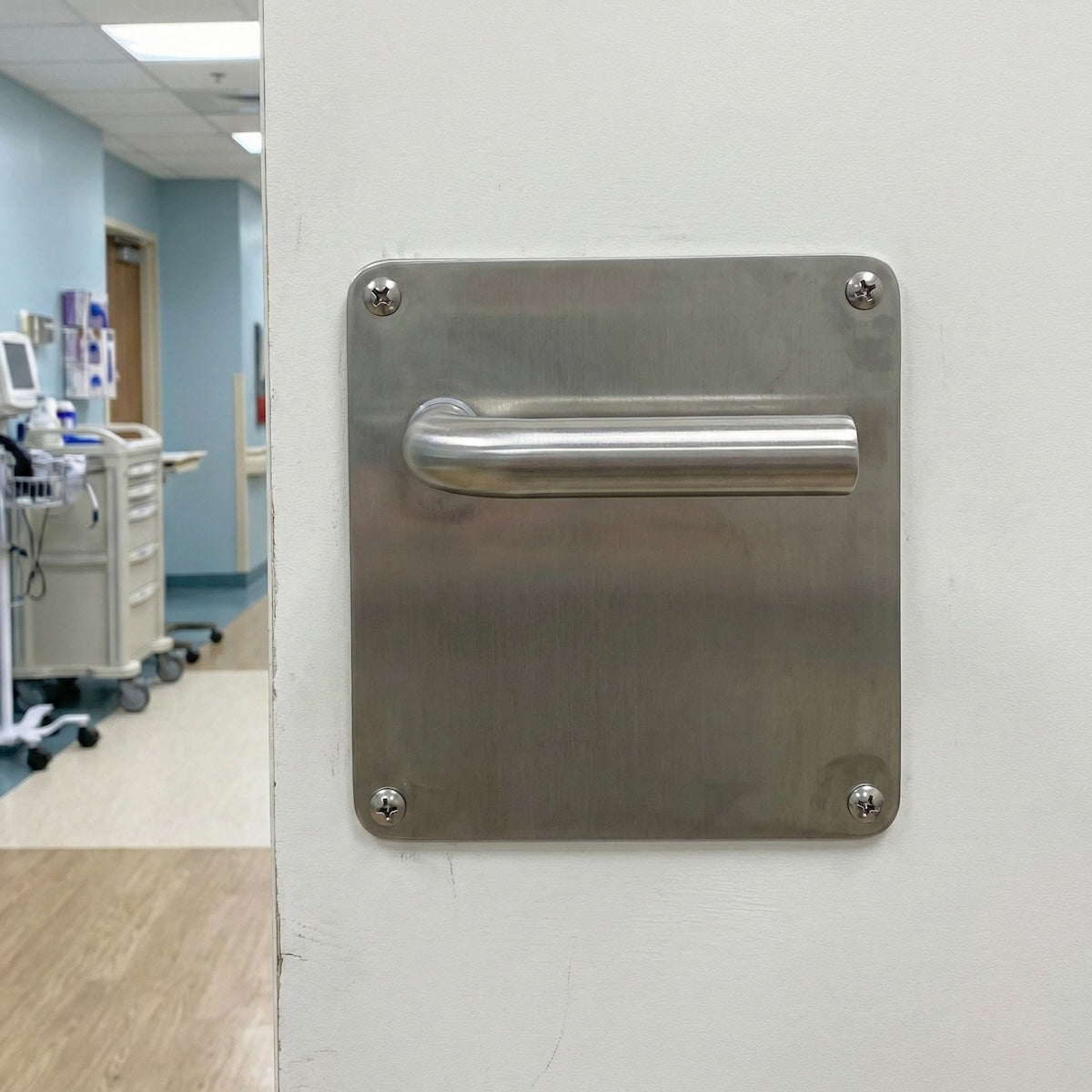 Puxador modelo '403' com placa quadrada de aço inox 170 para portas