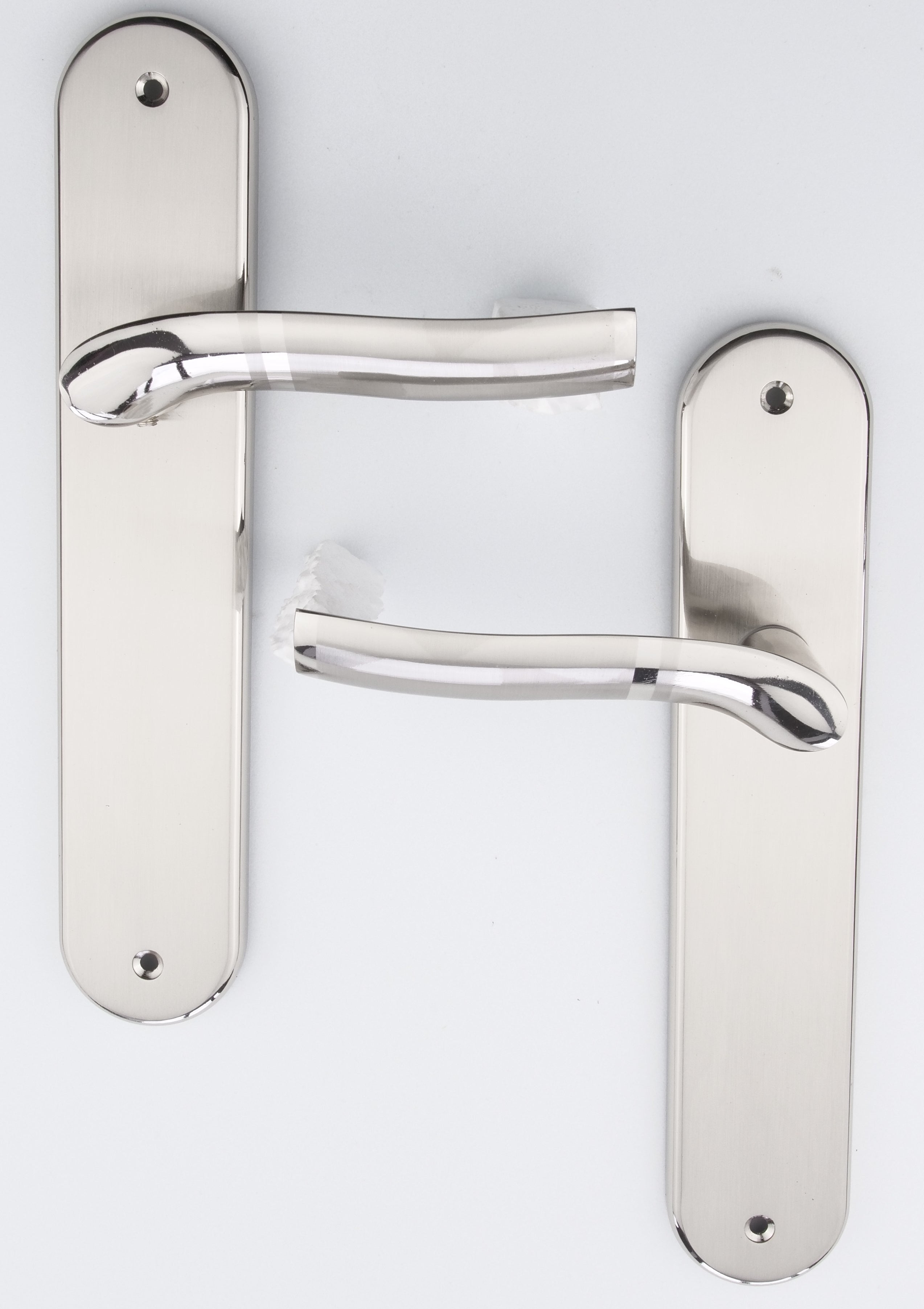 Puxador com placa oval e puxador ondulado bicolor para portas modelo '230'