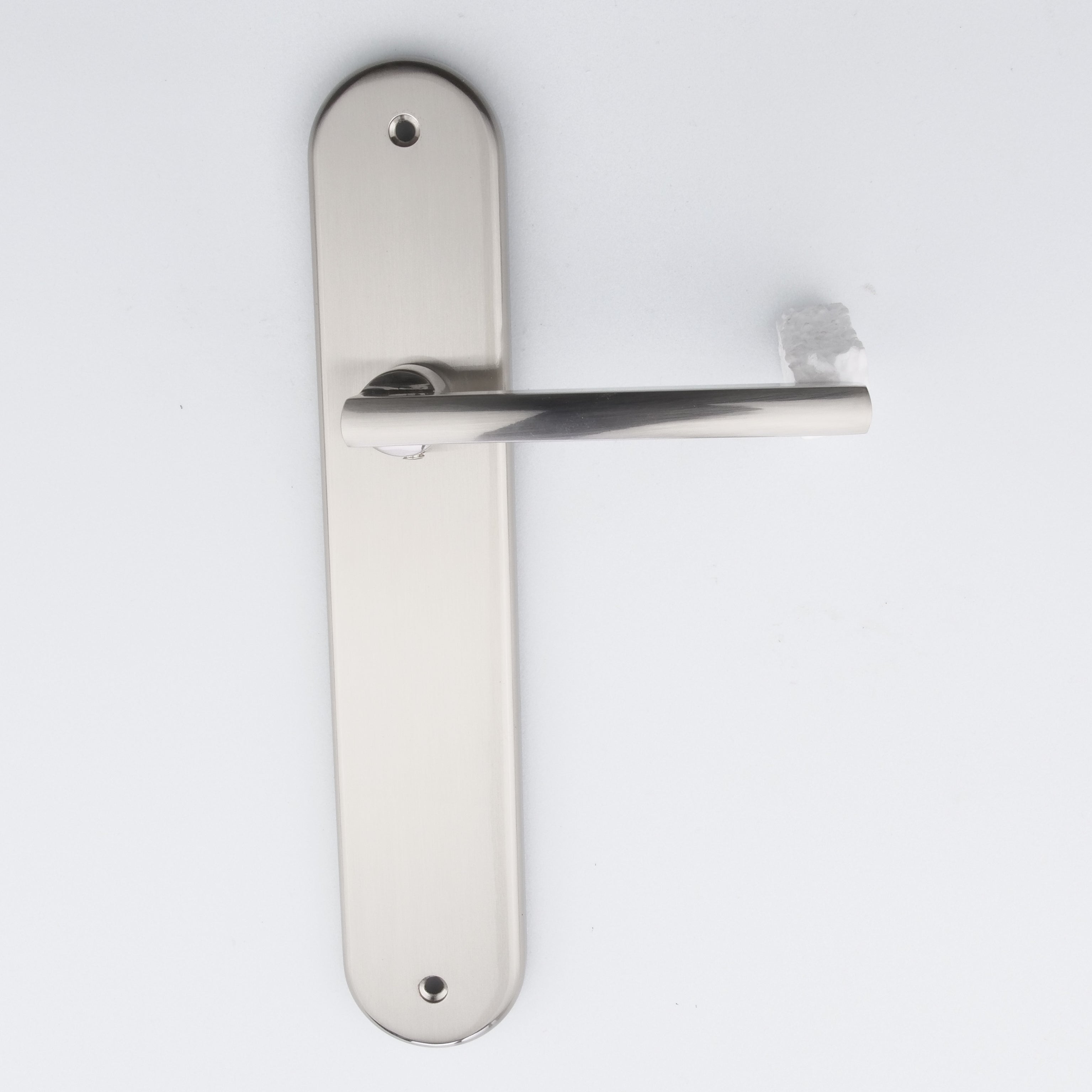 Puxador clássico em alumínio modelo '530' com placa oval em acabamento níquel acetinado para portas