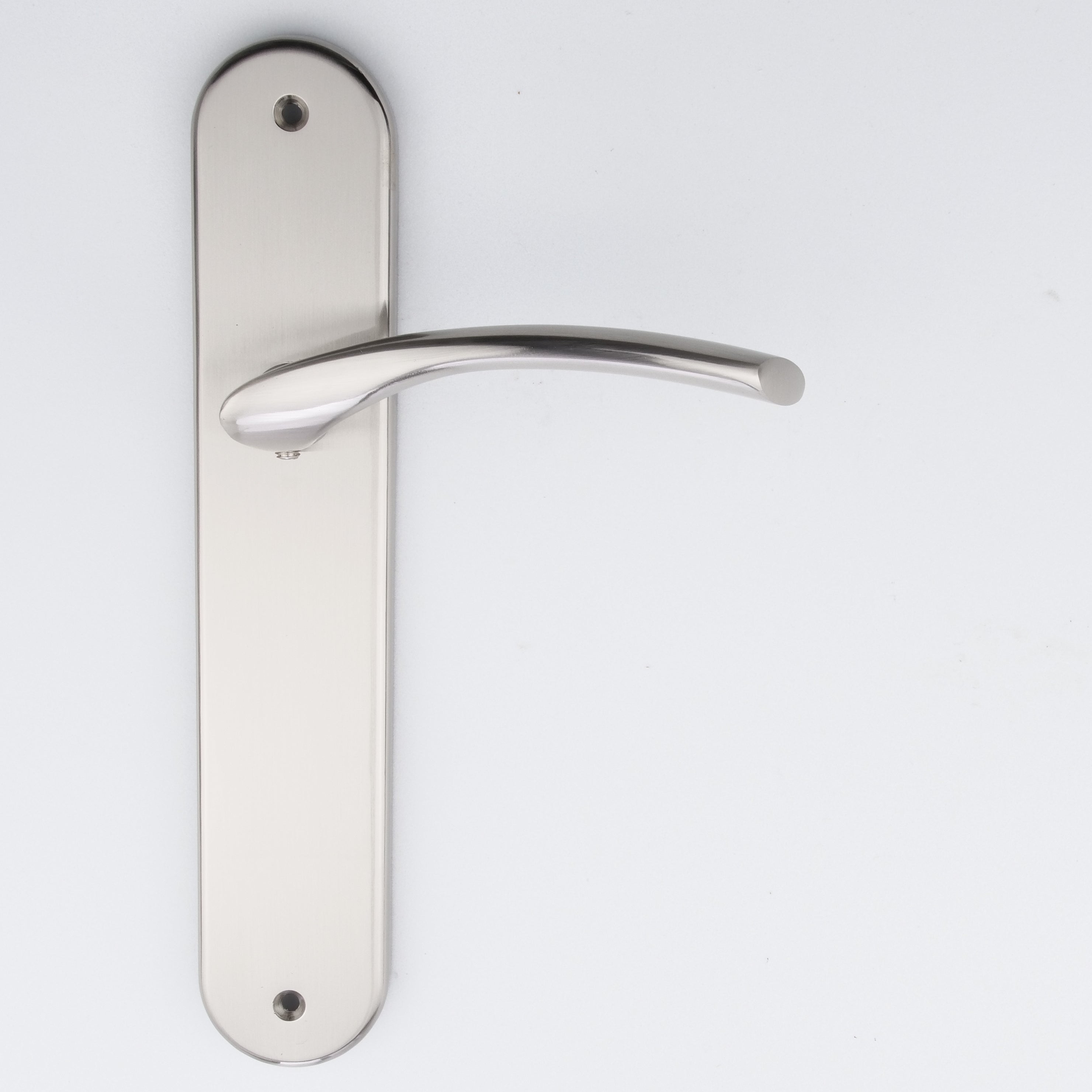 Puxador em Zamak modelo '553' com placa oval em acabamento níquel acetinado para portas