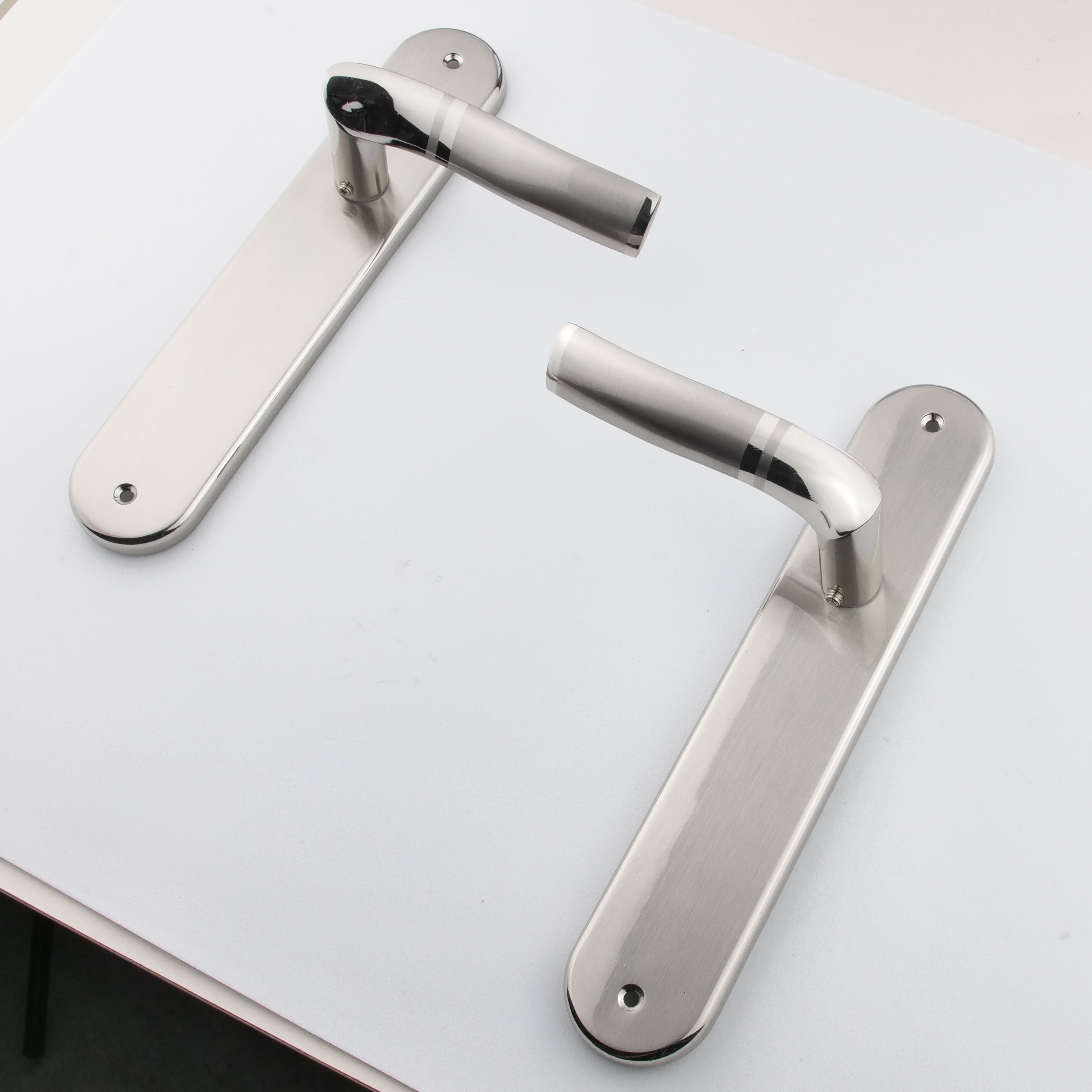 Puxador com placa oval e puxador ondulado bicolor para portas modelo '230'