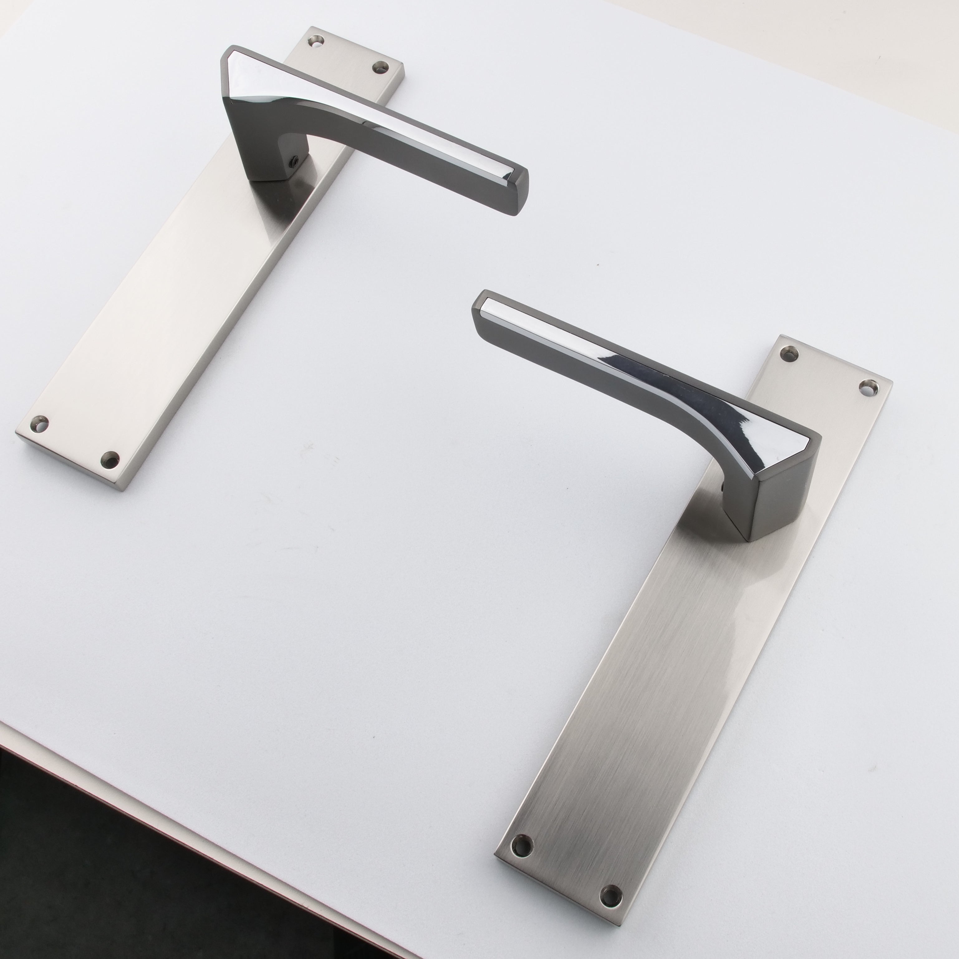 Puxador em Zamak modelo '748' com placa retangular em níquel acetinado e acabamento grafite para portas
