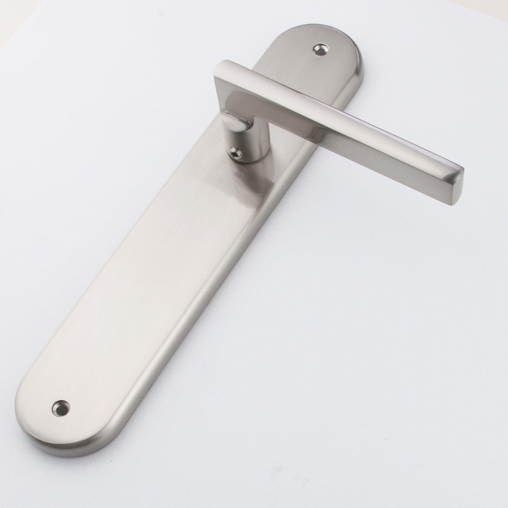 Puxador clássico em alumínio modelo '530' com placa oval em acabamento níquel acetinado para portas