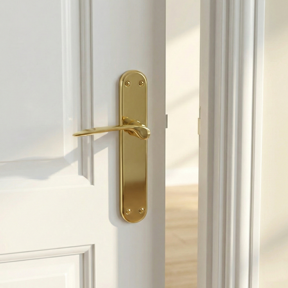 Puxador com placa oval em latão dourado modelo Pep para portas