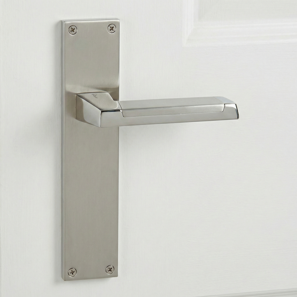 Puxador modelo '620' com placa retangular em zamak bicolor para portas