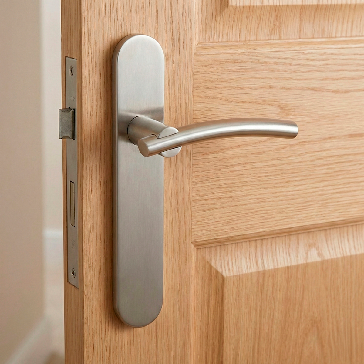 Puxador em aço inox modelo '2035' para portas com placa oval 