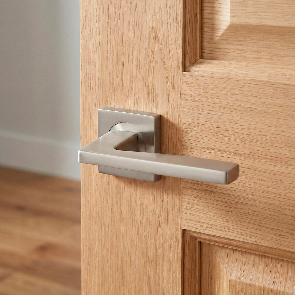 Cabo em alumínio modelo '10-23' com roseta quadrada em níquel fosco 