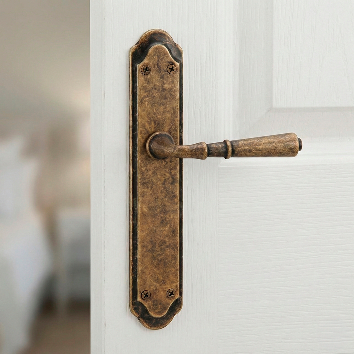 Puxador modelo '507' com placa rústica e acabamento em couro envelhecido para portas 