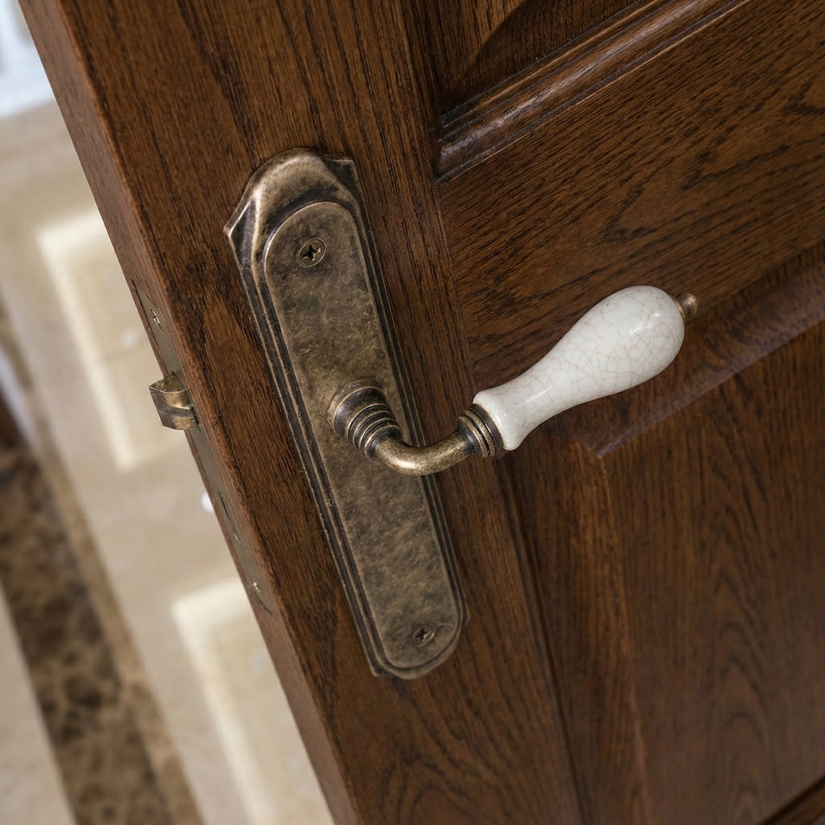 Puxador rústico modelo '4007' com placa curva em couro envelhecido e acabamento porcelanato para portas 
