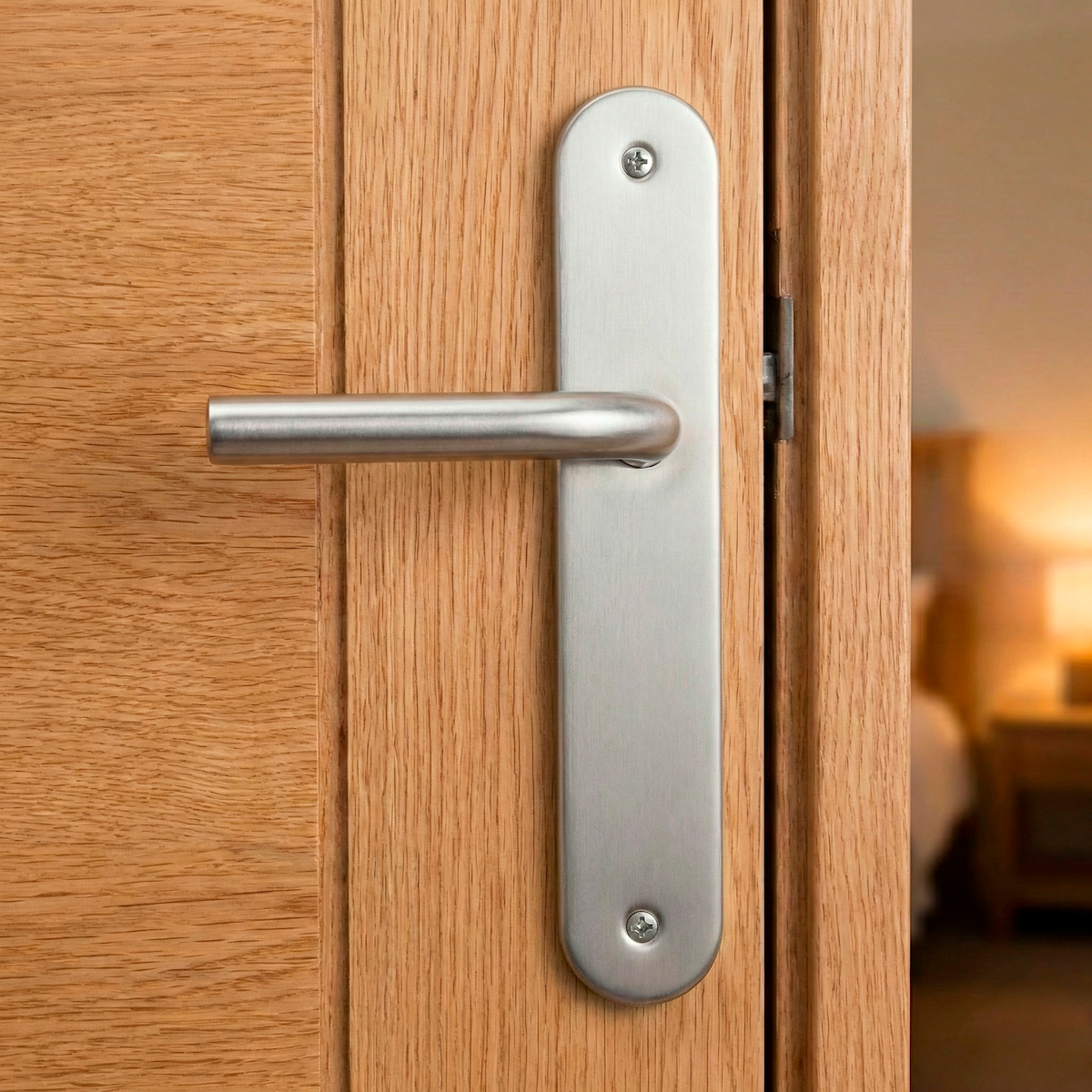 Puxador modelo '403' com placa oval em aço inox para portas 