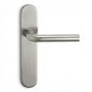 Puxador modelo '403' com placa oval em aço inox e parafusos ocultos para portas 