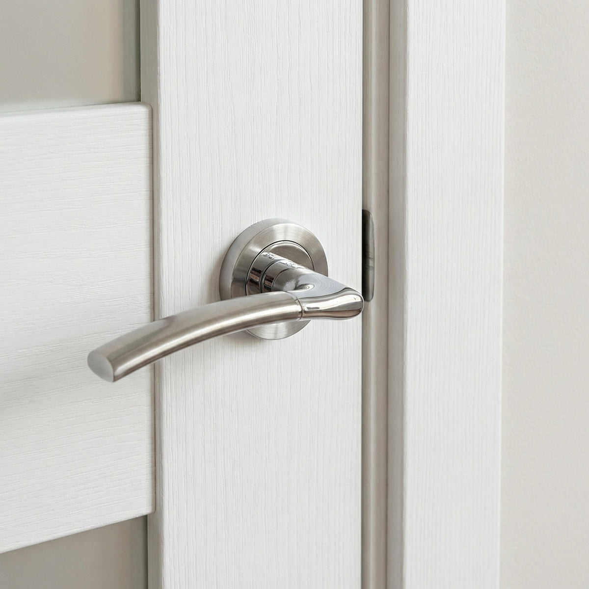 Puxador ZAMAK modelo '430' com roseta redonda bicolor para portas 