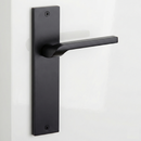 Puxador modelo 559 com placa retangular em zamak acabamento preto para portas 