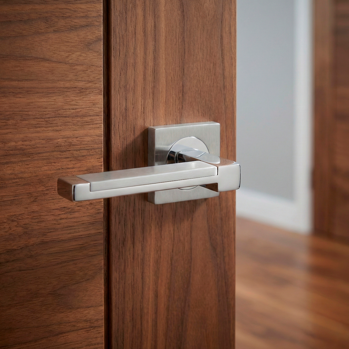 Puxador Zamak modelo 610 com roseta quadrada em acabamento níquel combinado para portas 