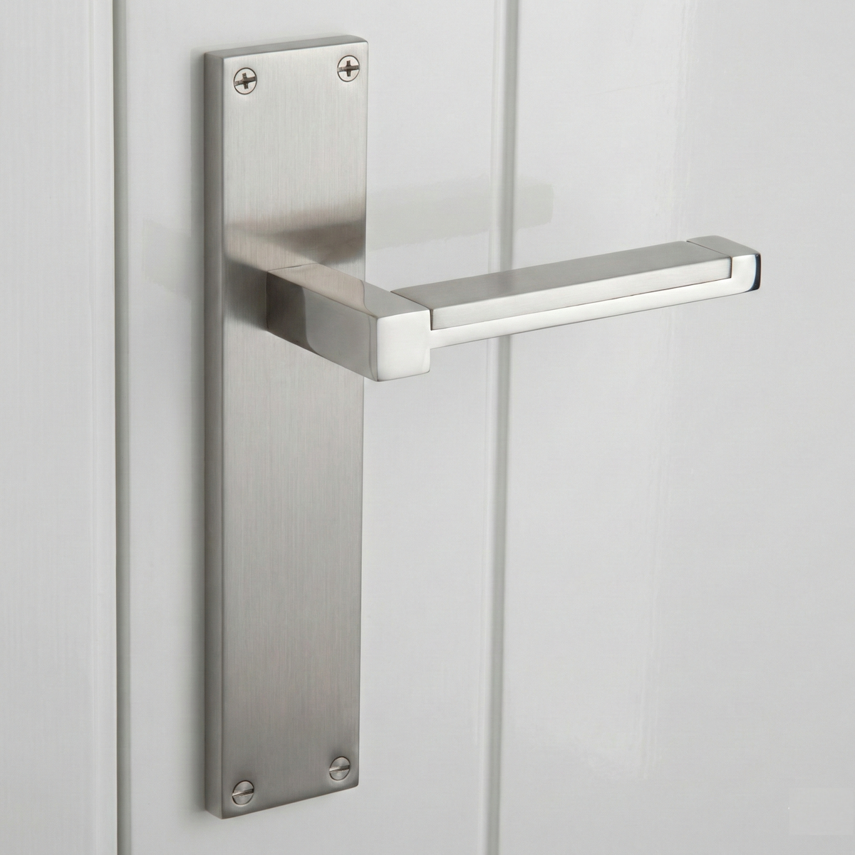 Puxador modelo 610 com placa retangular em zamak acabamento níquel acetinado para portas 