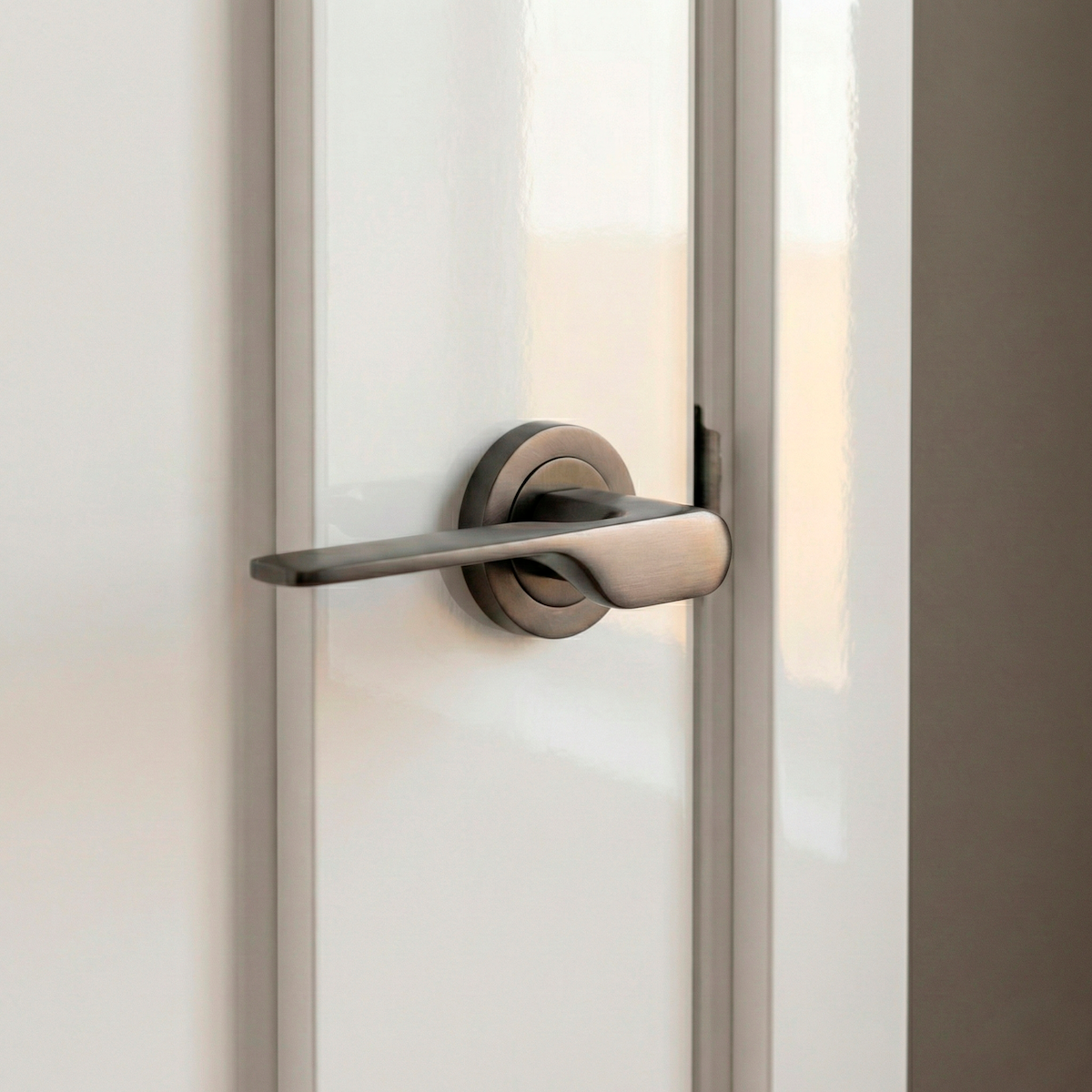 Puxador Zamak modelo 640 com roseta redonda acabamento grafite para portas 