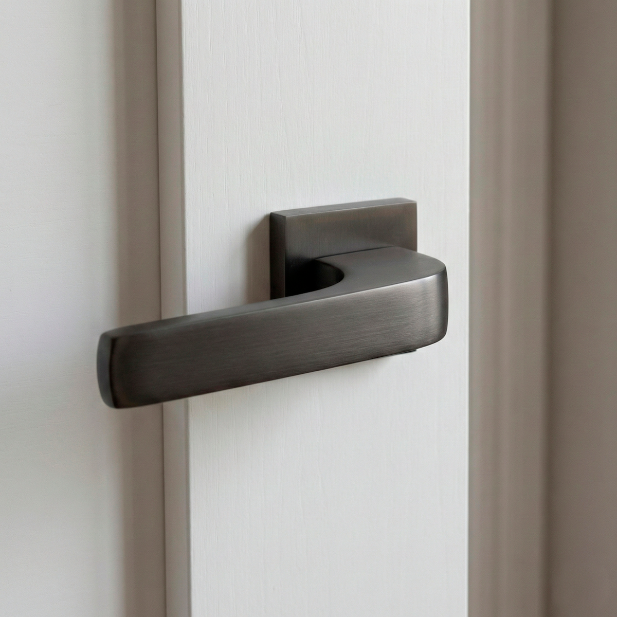 Puxador Zamak modelo 710 com roseta quadrada em acabamento grafite para portas 