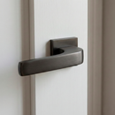 Puxador Zamak modelo 710 com roseta quadrada em acabamento grafite para portas 