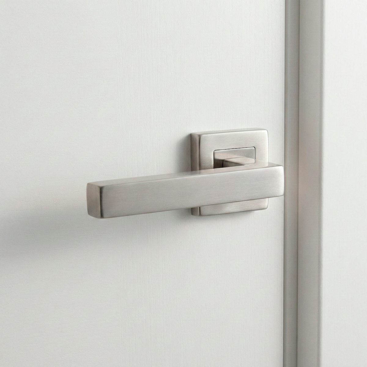 Alça modelo '1015' com roseta quadrada em aço inoxidável em forma de L 