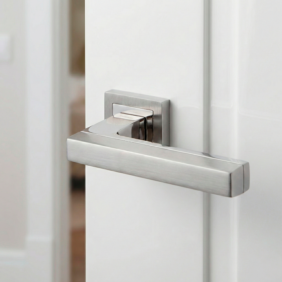 Puxador Zamak modelo '840' com roseta quadrada em acabamento cinza espacial bicolor para portas 