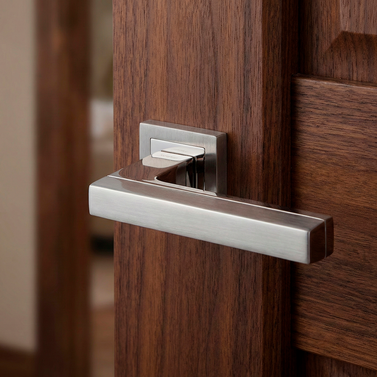 Puxador Zamak modelo '840' com roseta quadrada em acabamento cinza espacial bicolor para portas 