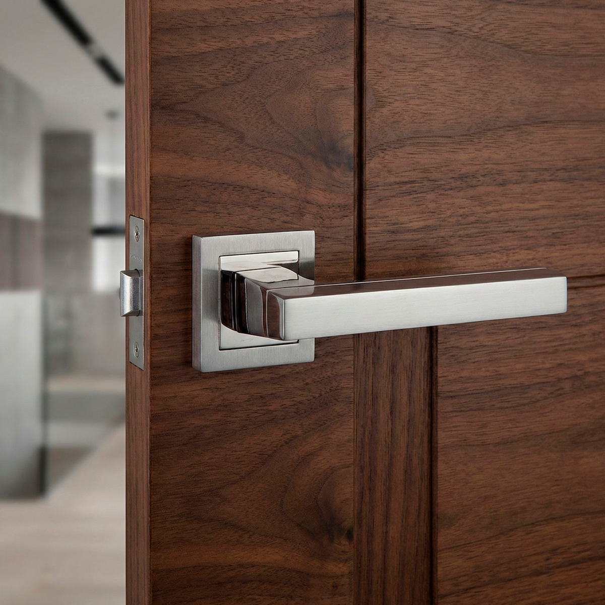 Puxador Zamak modelo '840' com roseta quadrada em acabamento cinza espacial bicolor para portas 