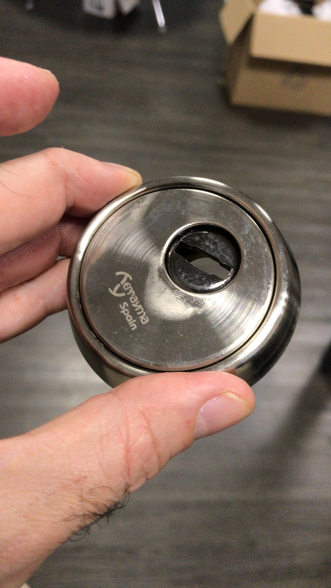 Escudo de segurança niquelado para porta de entrada
