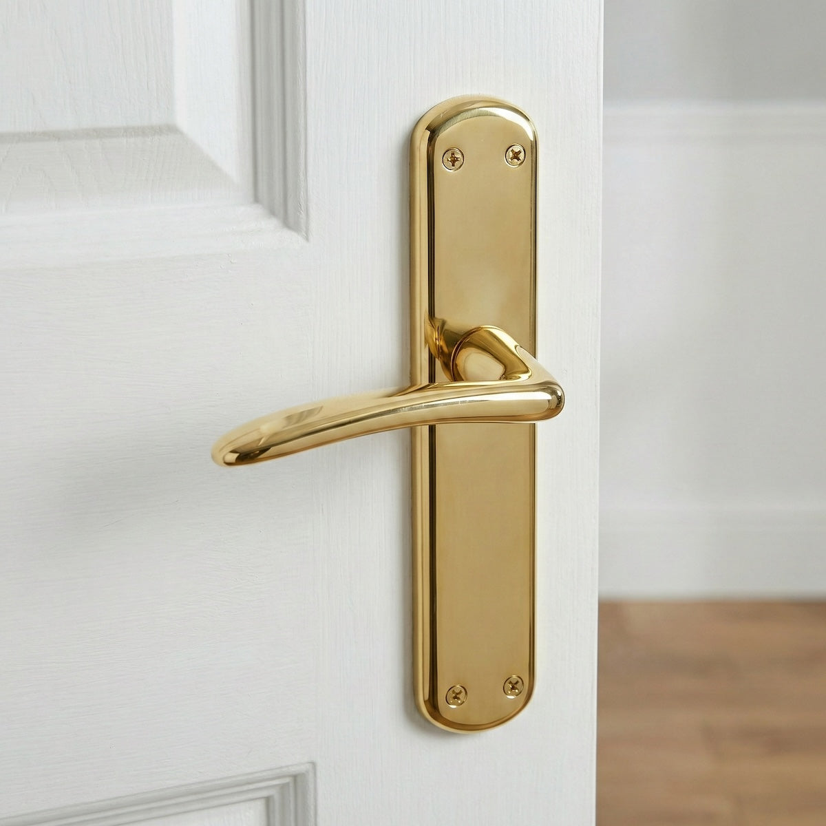 Puxador modelo '6601' com placa oval em zamak acabamento dourado brilhante para portas 