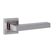 Puxador Zamak modelo '840' com roseta quadrada em acabamento cinza espacial bicolor para portas 