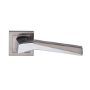 Manilla de zamak con roseta cuadrada en acabado bicolor para puertas modelo 120