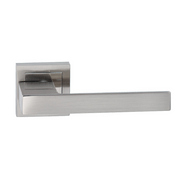 Puxador Fobos em zamak com roseta quadrada em acabamento níquel acetinado para portas 