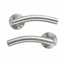 Puxador curvado tubular de aço inoxidável Nix com roseta redonda para portas 