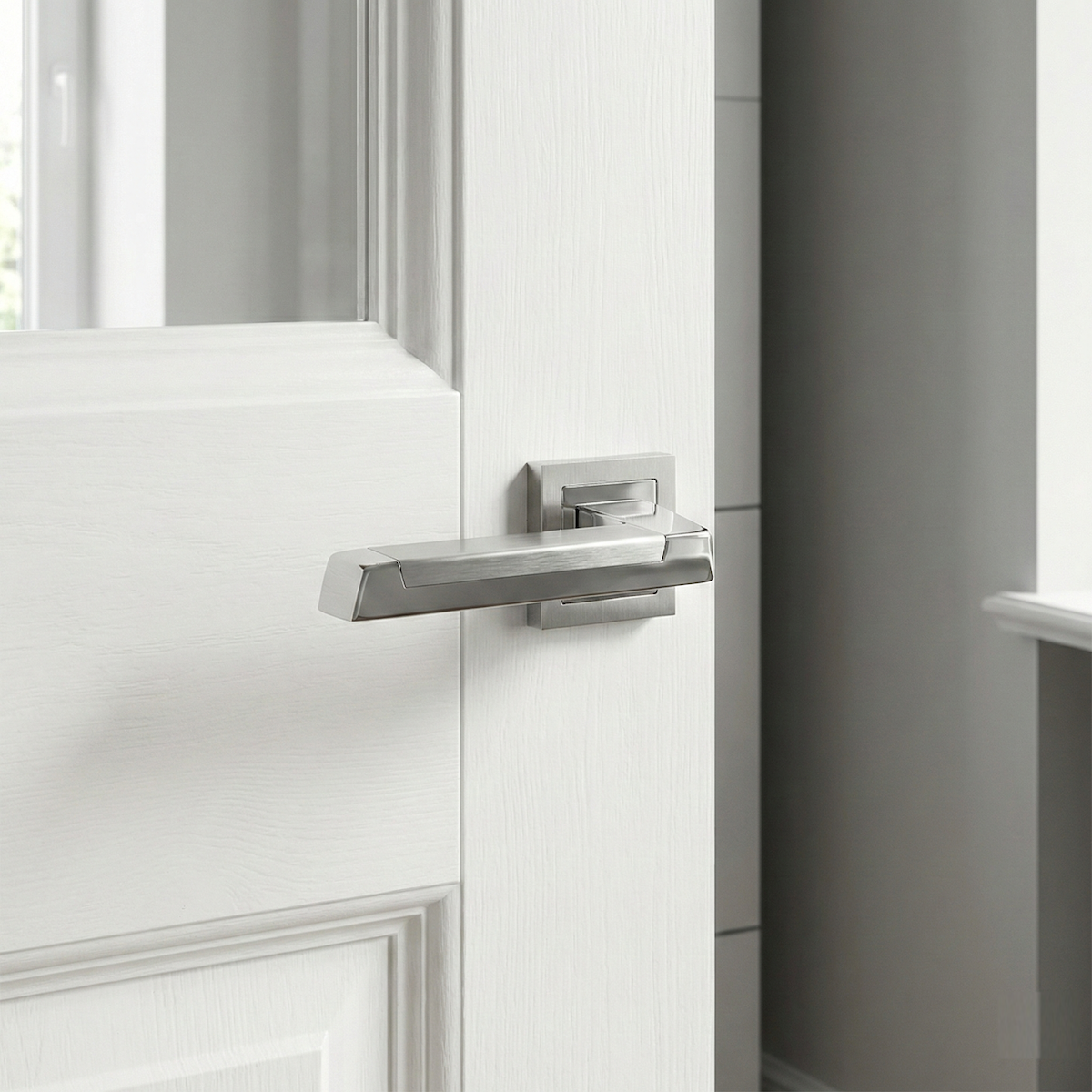 Puxador Zamak modelo '620' com roseta quadrada em acabamento bicolor para portas 