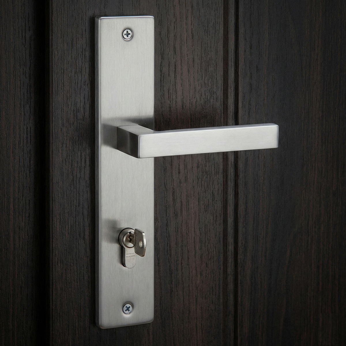 Puxador modelo '8003' com fechadura 85 e placa retangular em aço inox para portas 