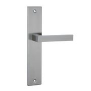 Puxador em aço inox modelo '8003' com placa retangular para portas 