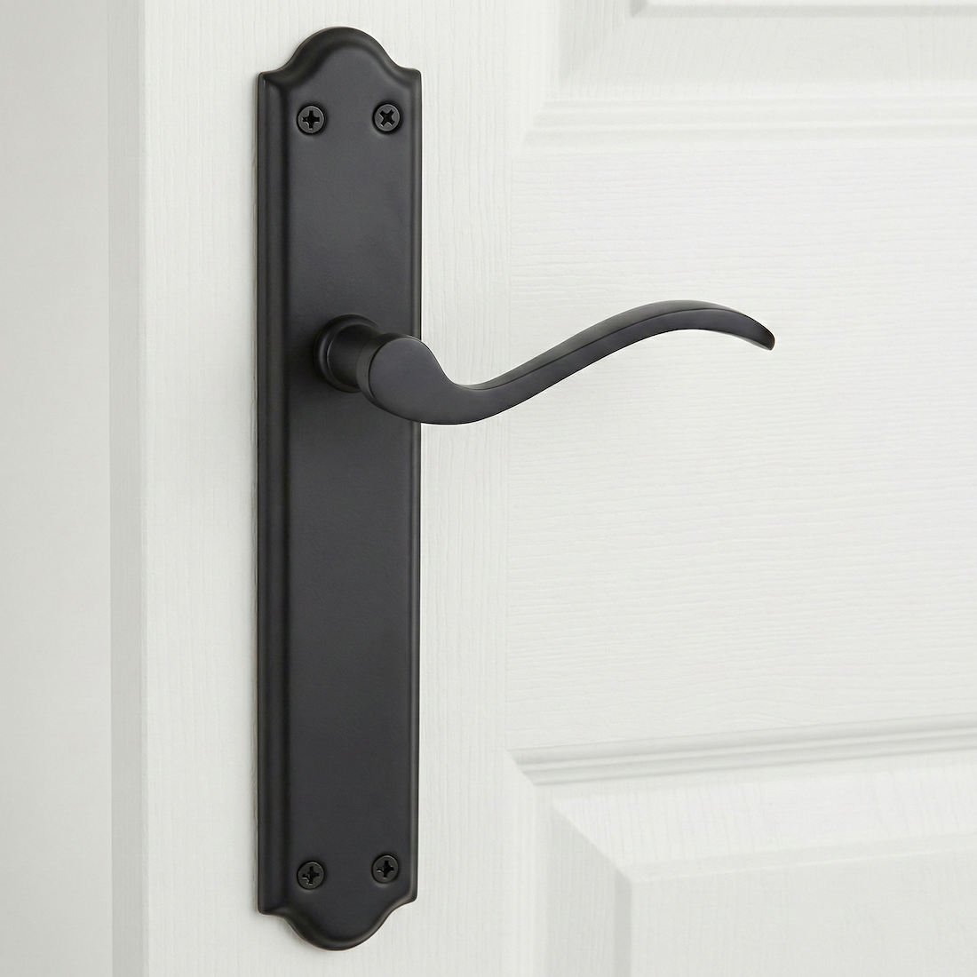 Puxador em alumínio modelo '1101' com placa de acabamento forjado preto para portas 