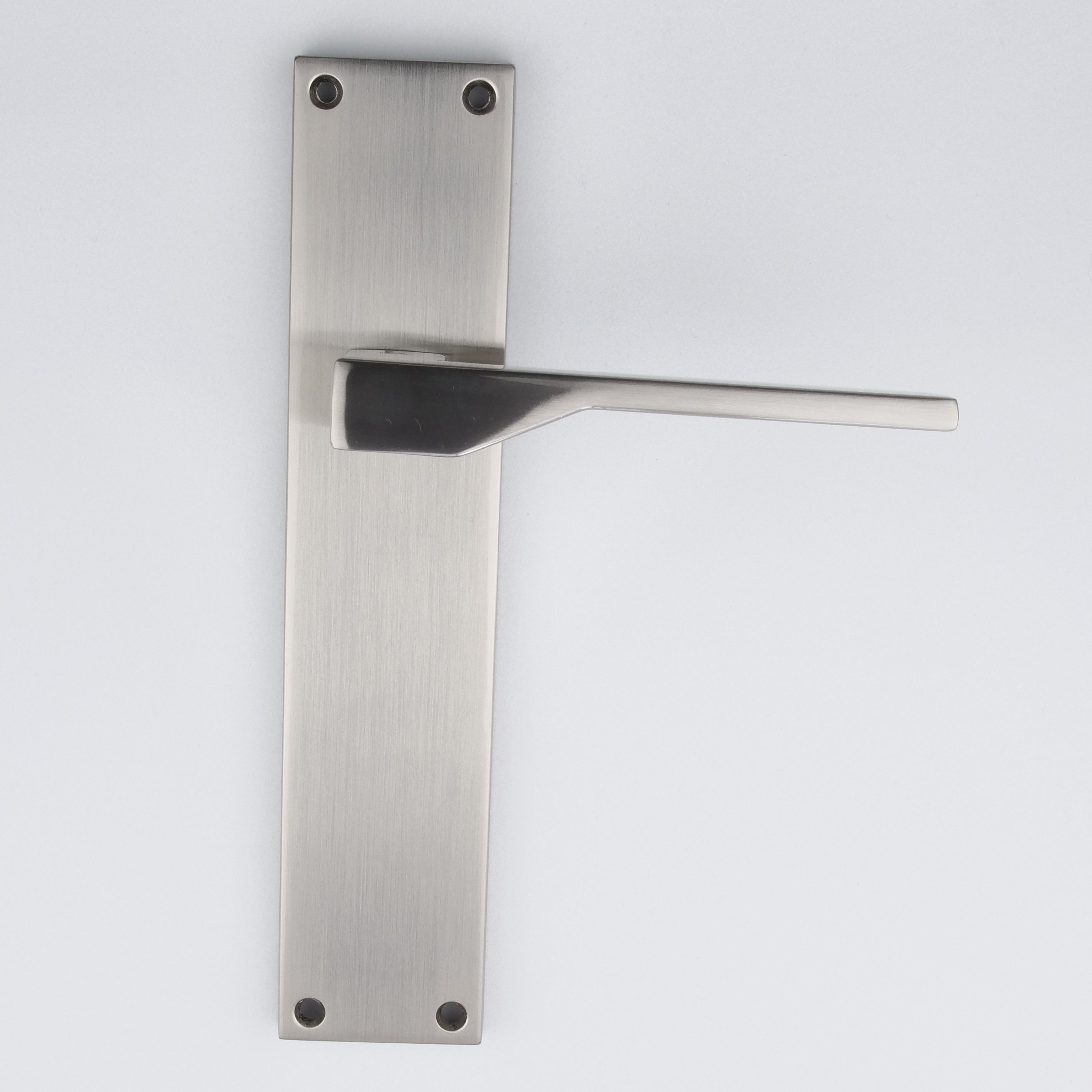 Puxador modelo '520' com placa retangular em zamak acabamento níquel acetinado para portas 